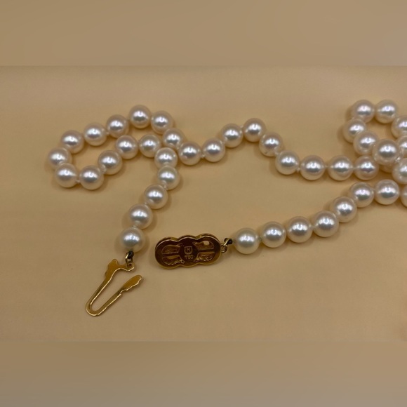 MIKIMOTO AKOYA Pearl Necklace; 18K gold; 18” Length; Pristine Condition. - Picture 8 of 9